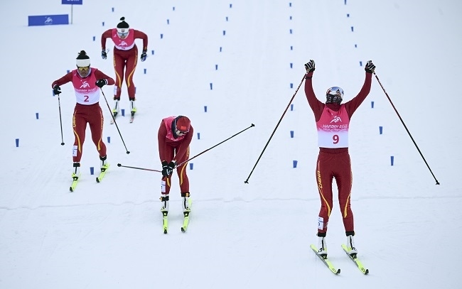 2月8日，李磊（右一）沖過終點(diǎn)后慶祝奪冠。新華社記者 張龍攝