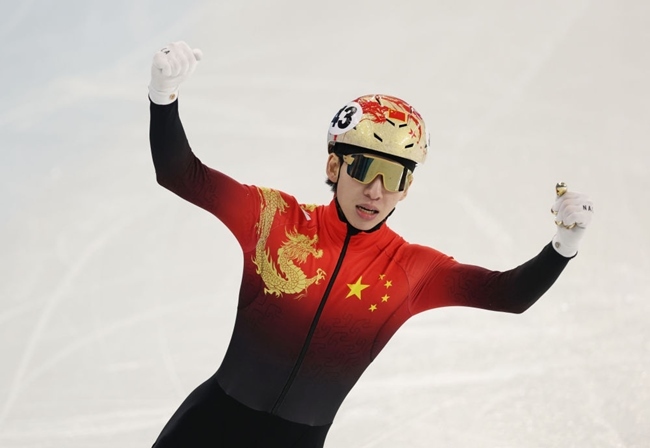 2月8日，林孝埈慶祝奪冠。新華社記者 黃偉 攝