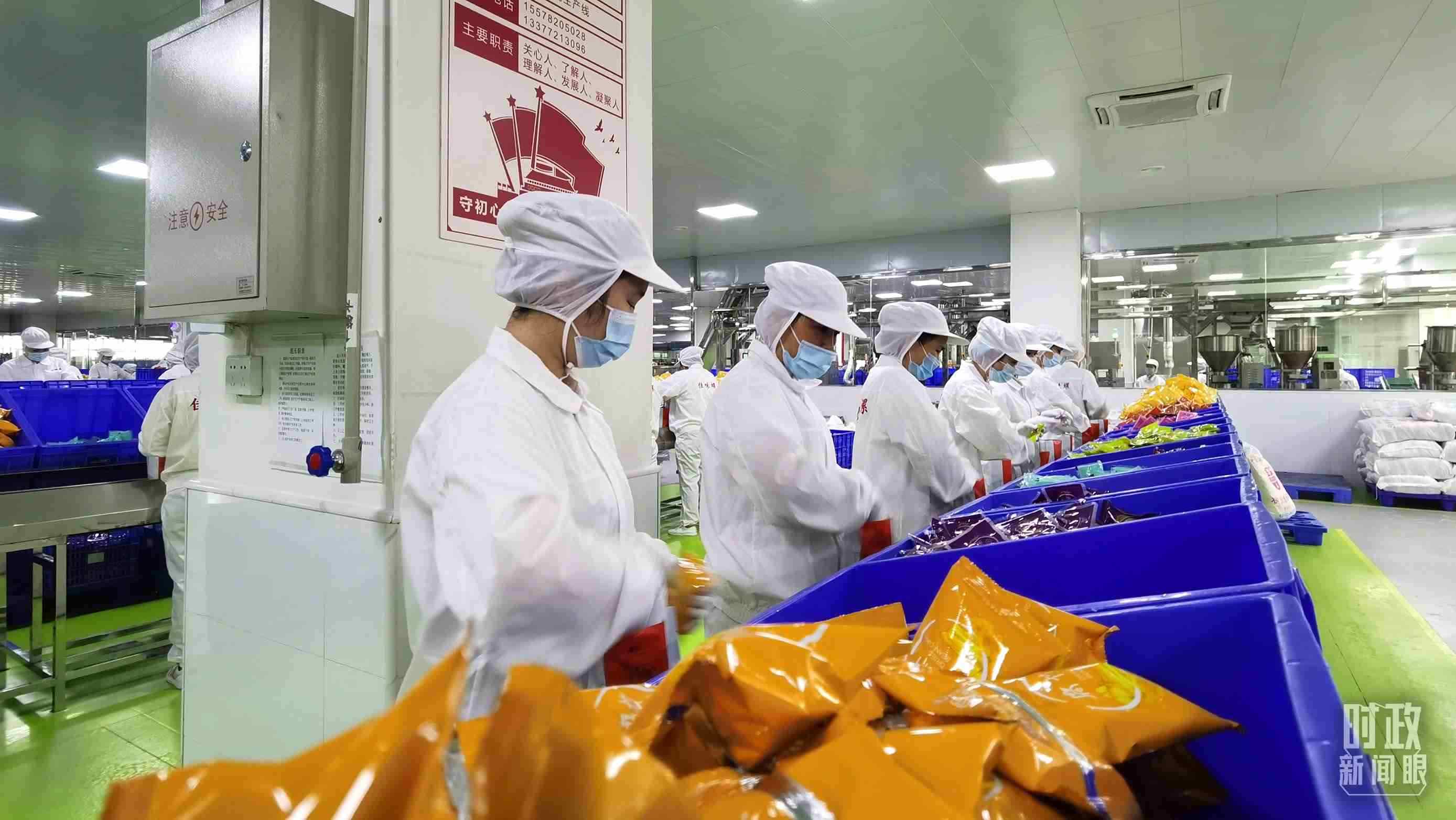 △廣西柳州螺螄粉配料包生產(chǎn)線。（總臺(tái)央視記者郭鴻拍攝）