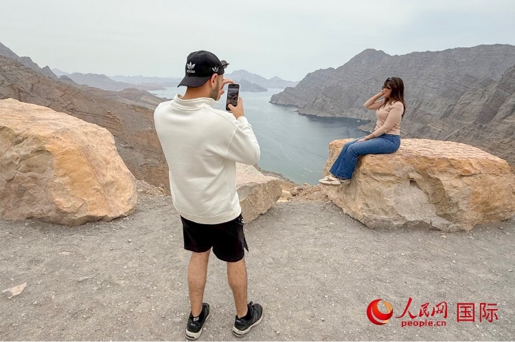圖為游客參觀阿曼北部穆桑代姆峽灣。人民網(wǎng) 塔里克·易卜拉欣攝
