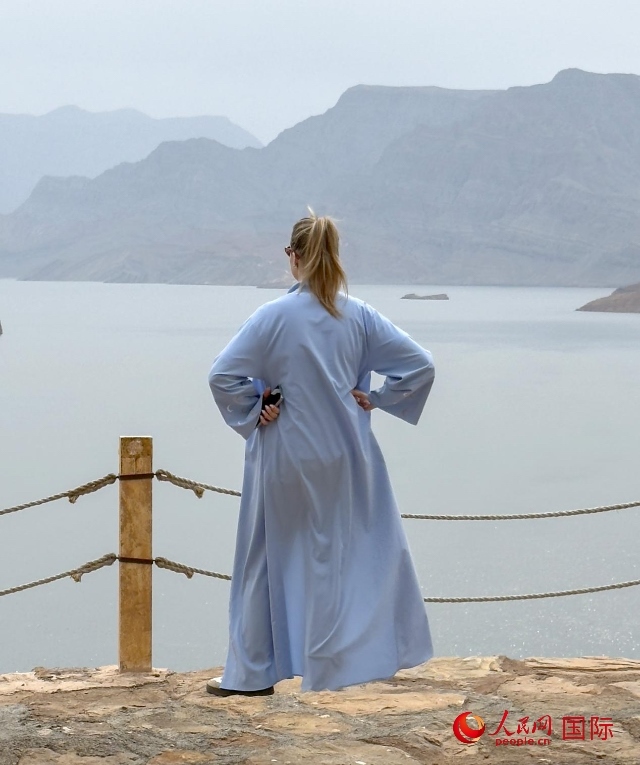 圖為一名游客正在俯瞰阿拉伯灣。人民網(wǎng) 塔里克·易卜拉欣攝