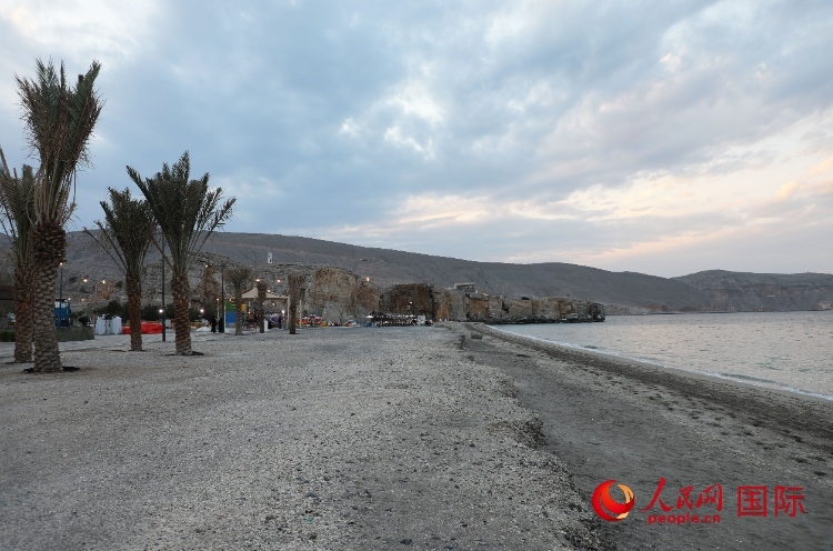 圖為阿曼穆桑代姆一處海灘公園。人民網(wǎng)記者 沈小曉攝