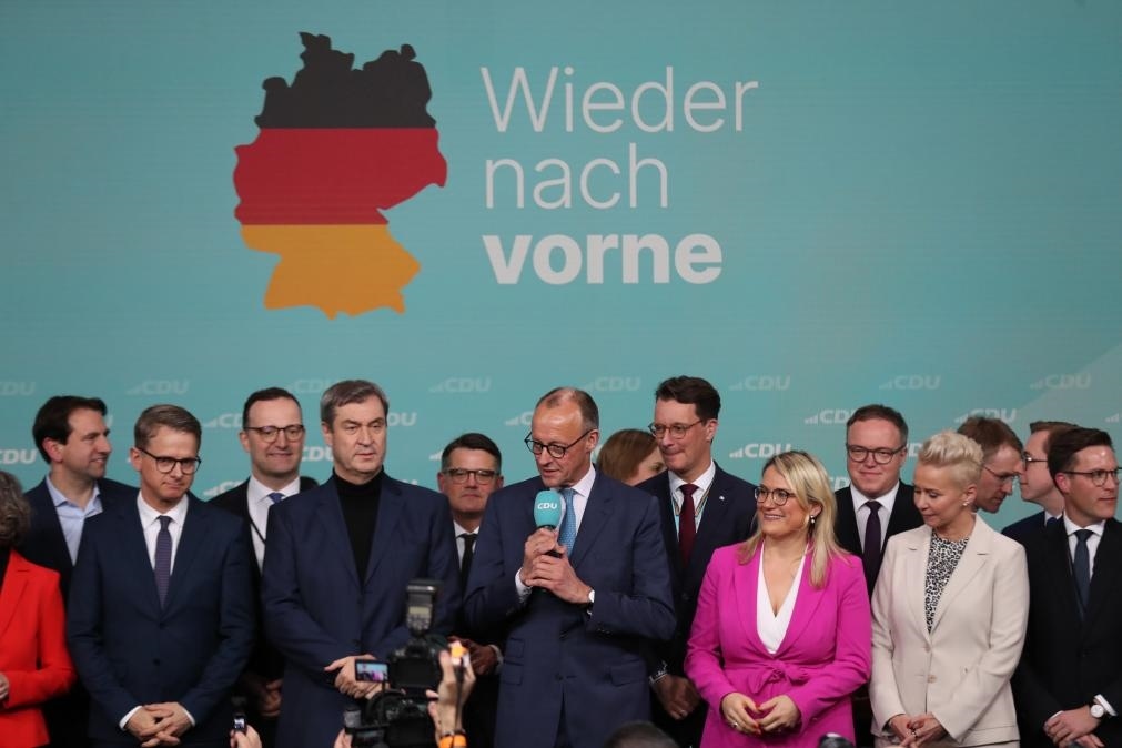 2月23日，在德國柏林的基督教民主聯(lián)盟總部，聯(lián)盟黨總理候選人默茨（中）在出口民調(diào)顯示領先后接受祝賀。新華社記者杜哲宇攝