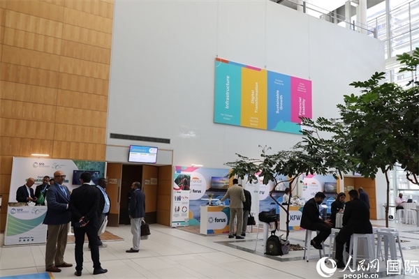 第5屆“共同金融”峰會(huì)在南非開(kāi)普敦國(guó)際會(huì)議中心開(kāi)幕。圖為與會(huì)嘉賓正在交談。人民網(wǎng)記者 戴楷然攝