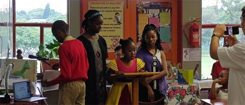 南非學(xué)生介紹南非。