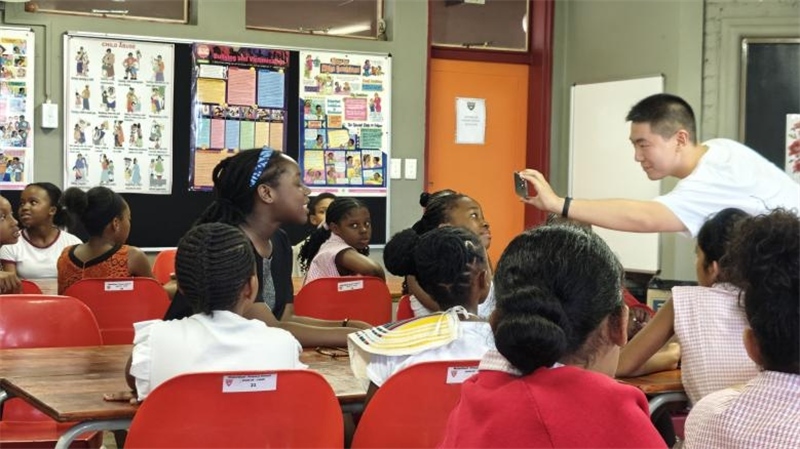 南非學(xué)生現(xiàn)場(chǎng)提問(wèn)。