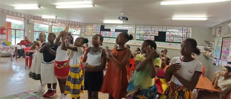 南非學(xué)生展示民族服飾，合唱《聽我說(shuō)謝謝你》。