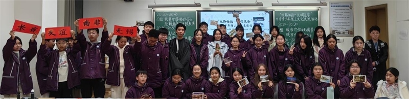 中南學(xué)生合影留念。