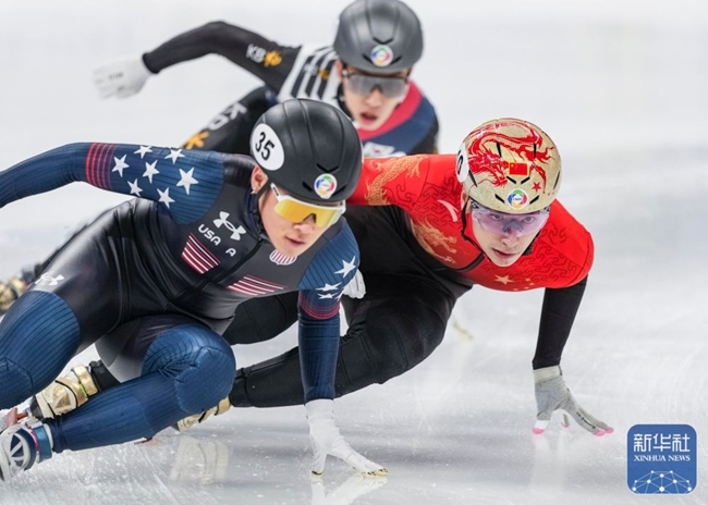 中國隊選手劉少昂（右）在比賽中。新華社記者 孫非 攝