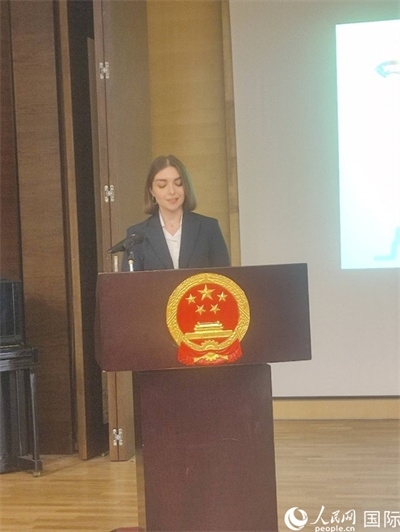 意方學(xué)生代表白綺花發(fā)言。人民網(wǎng)記者 鄭彬攝