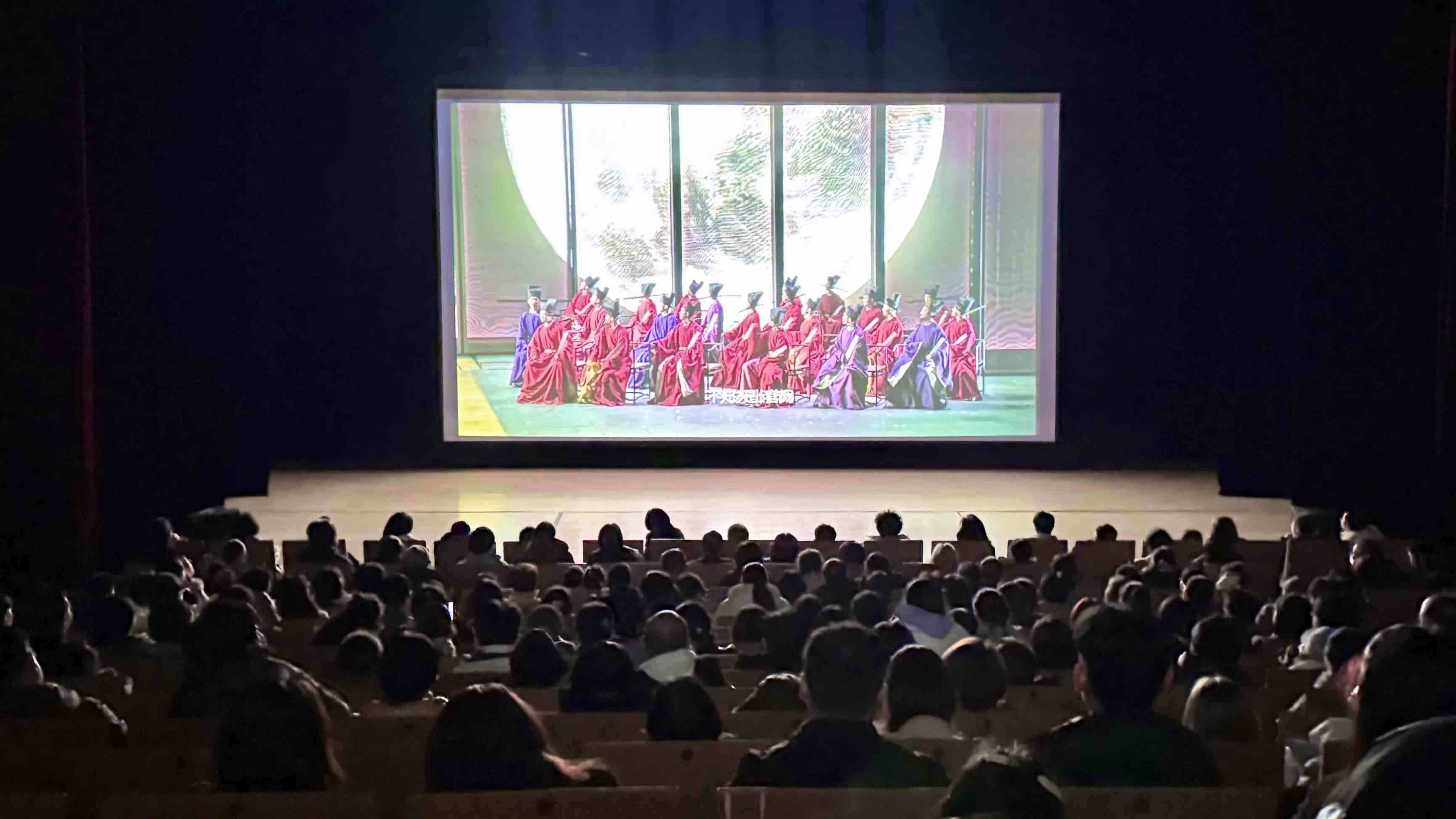 觀眾在哈爾濱大劇院欣賞《蘇堤春曉》。國(guó)話供圖