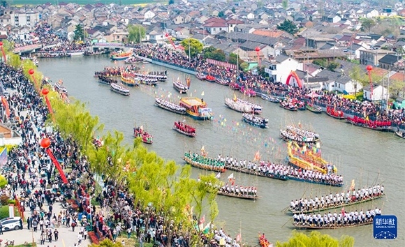 4月4日，選手在參加茅山會(huì)船盛會(huì)（無人機(jī)照片）。?新華社發(fā)（周社根 攝）