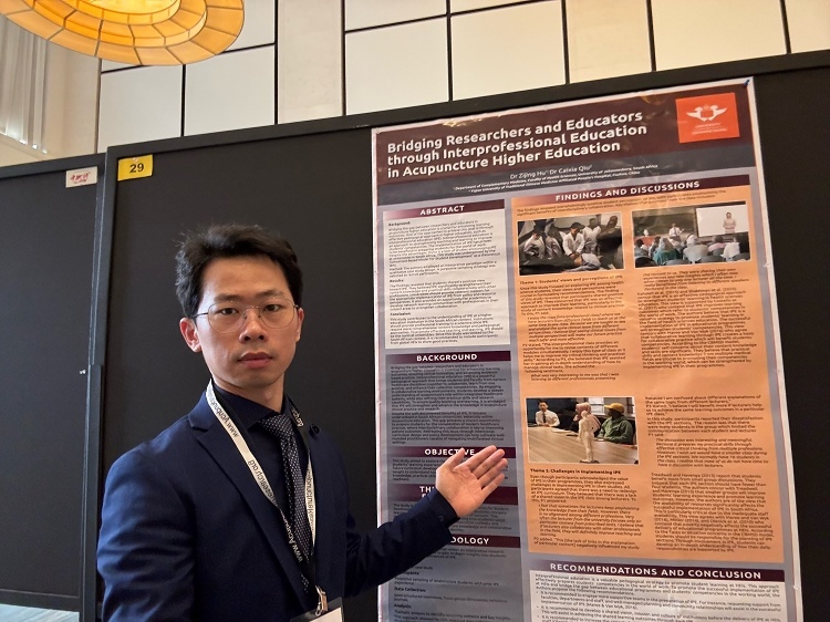 胡紫景醫(yī)生在國際針灸學術會議中。約翰內(nèi)斯堡大學供圖