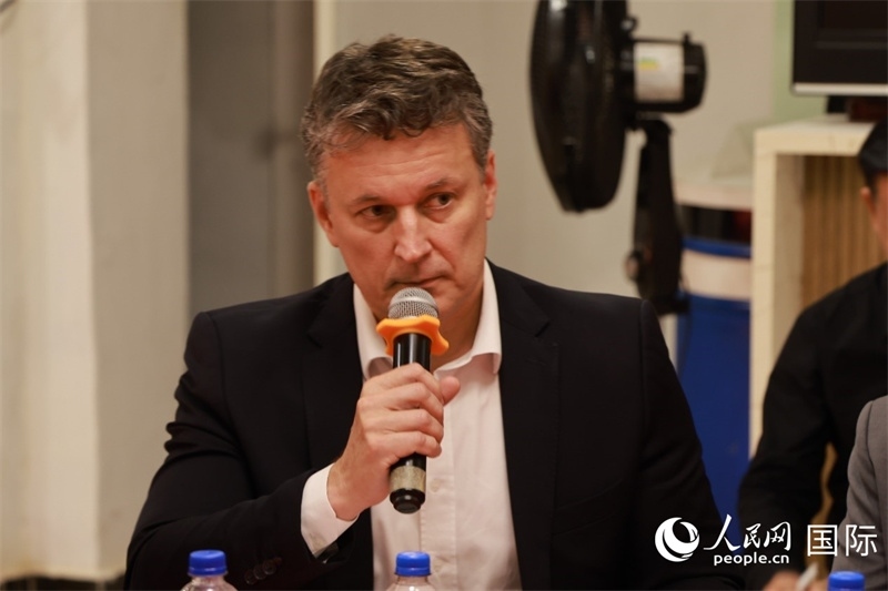 巴西中國(guó)友好協(xié)會(huì)主席恩里克·達(dá)諾布雷加在座談會(huì)上致辭。人民網(wǎng)記者 陳海琪攝