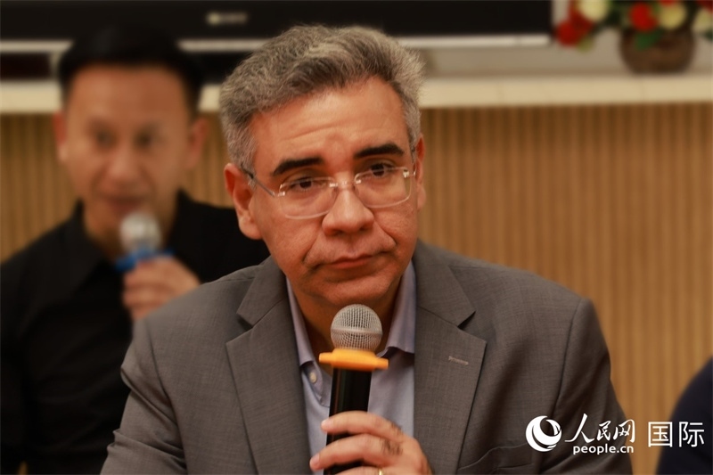 巴西弗魯米嫩塞聯(lián)邦大學(xué)教授、中國(guó)問(wèn)題專(zhuān)家埃萬(wàn)德羅·卡瓦略在座談會(huì)上致辭。人民網(wǎng)記者 陳海琪攝