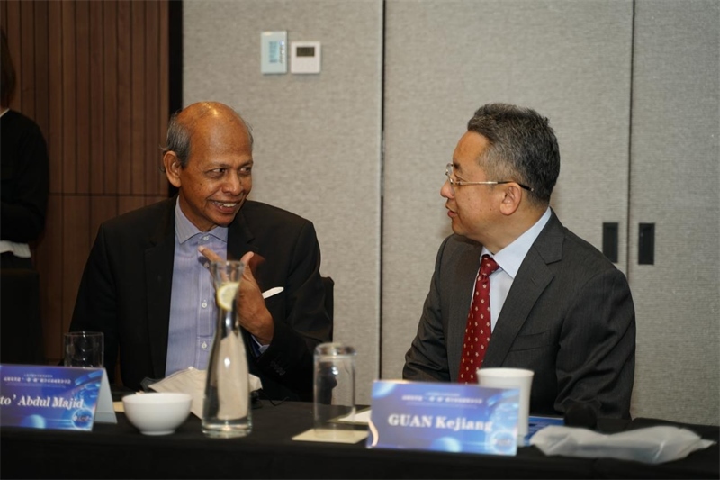 分享會現(xiàn)場，中方記者同與會代表進行友好交流。林俊揚攝