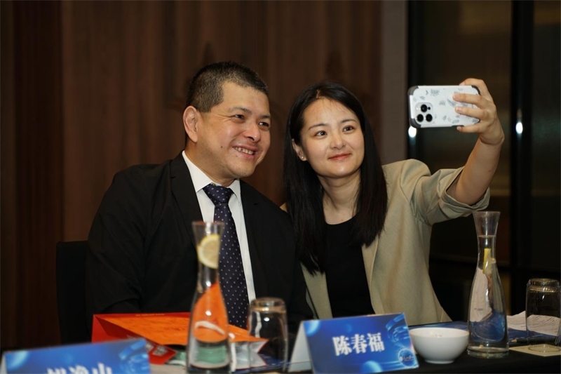 分享會上，中方記者同與會代表合影留念。林俊揚攝