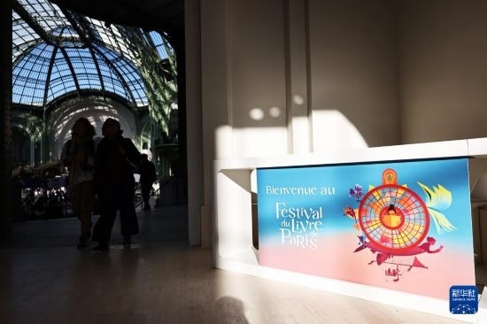 4月11日，人們?cè)诜▏屠璐蠡蕦m參加2025巴黎書展。新華社記者 高靜 攝