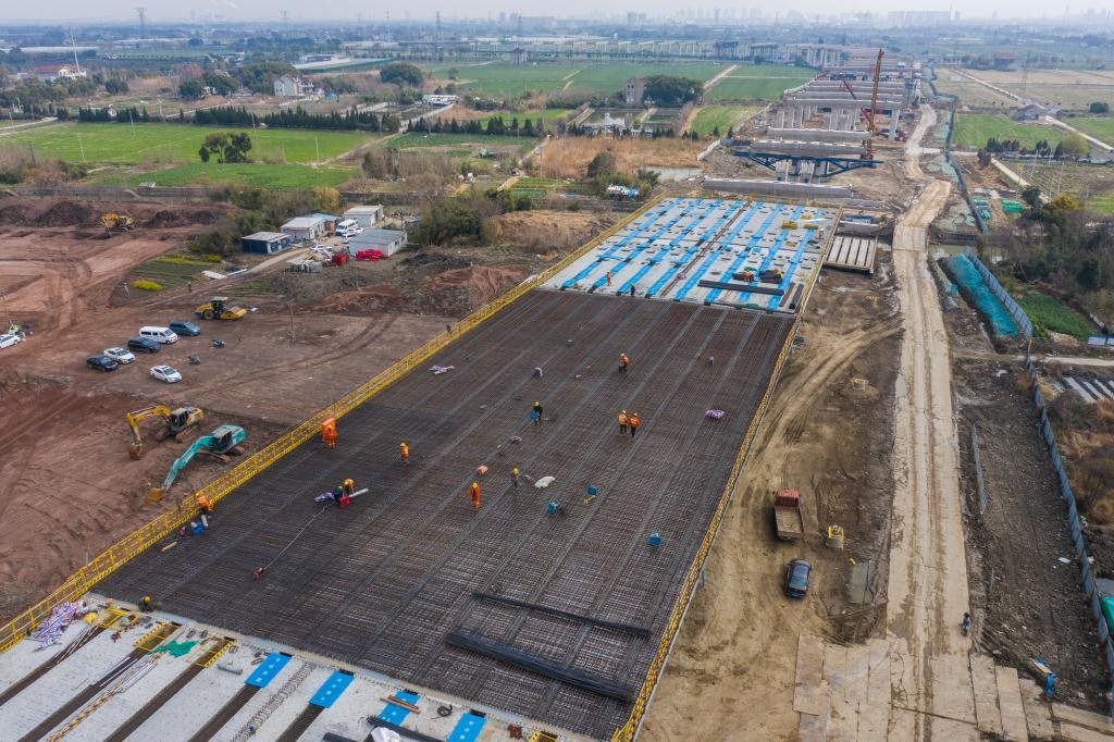 3月7日，在524國道秀洲王江涇至新塍公路工程TJ02標段，作業(yè)人員正在進行60米鋼混組合梁現澆橋面板鋼筋焊接及綁扎作業(yè)（無人機照片）。新華社記者 徐昱 攝