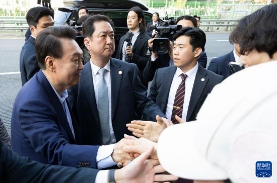 4月11日，韓國(guó)前總統(tǒng)尹錫悅（左一）在離開首爾漢南洞官邸時(shí)與支持者握手。新華社發(fā)（全休相攝）