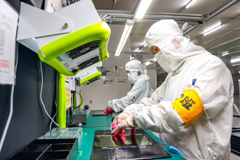 3月27日，在位于寧夏賀蘭工業(yè)園區(qū)的湯姆森電氣有限公司生產車間內，工作人員制作硅膠絕緣護套。新華社記者 楊植森 攝