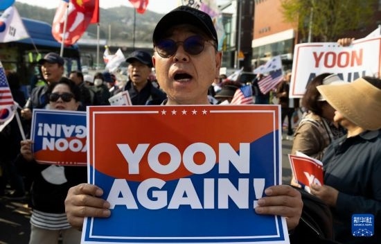 4月11日，在韓國(guó)首爾漢南洞官邸附近，支持者為韓國(guó)前總統(tǒng)尹錫悅送行。新華社發(fā)（全休相攝）