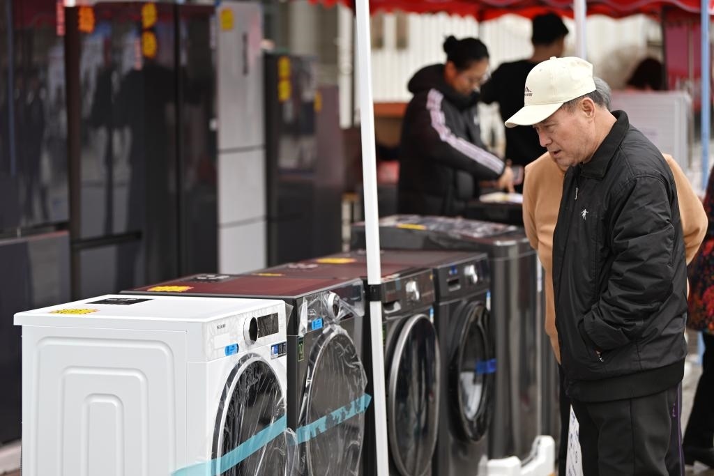 3月28日，天津市北辰區(qū)舉行2025年消費品以舊換新惠民服務活動，吸引眾多市民前來選購。新華社記者 李然 攝