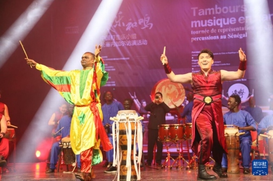 4月10日，在塞內(nèi)加爾首都達(dá)喀爾的國家大劇院，中央音樂學(xué)院進(jìn)擊打擊樂團(tuán)與塞內(nèi)加爾杜杜·恩迪亞耶·羅斯打擊樂團(tuán)同臺(tái)演出。新華社記者 司源 攝