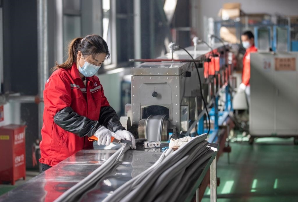 3月27日，在位于寧夏賀蘭工業(yè)園區(qū)的湯姆森電氣有限公司生產車間內，工作人員制作硅膠絕緣護套。新華社記者 楊植森 攝