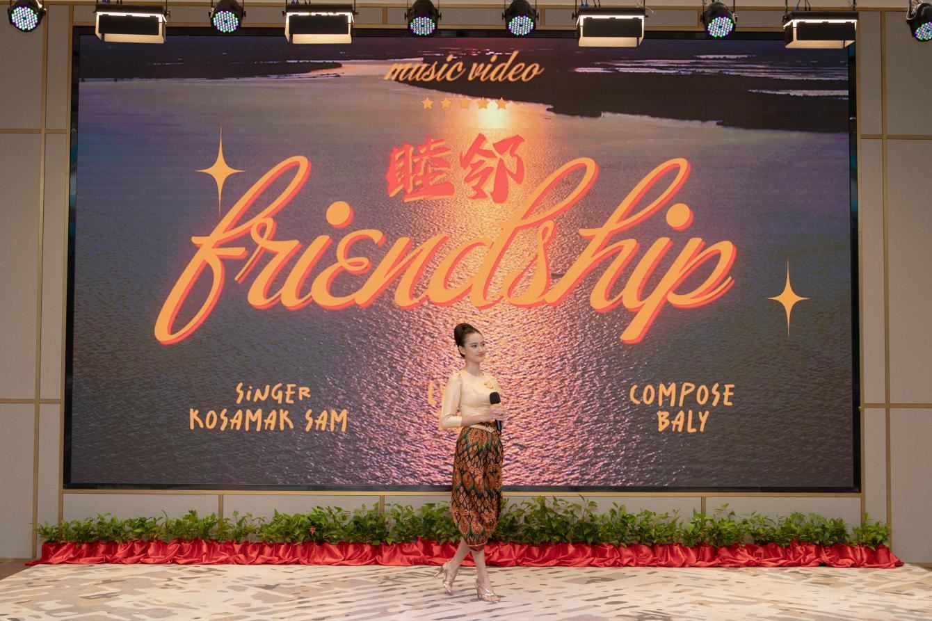柬埔寨歌手珂撒瑪演唱紀(jì)錄片《睦鄰·柬埔寨》主題曲。柬埔寨數(shù)字電視有限公司供圖