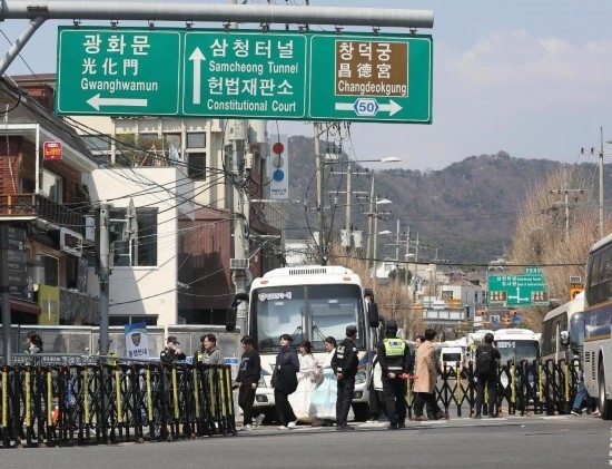  4月3日，在韓國首爾，警察在韓國憲法法院附近進(jìn)行交通管制。新華社記者姚琪琳攝