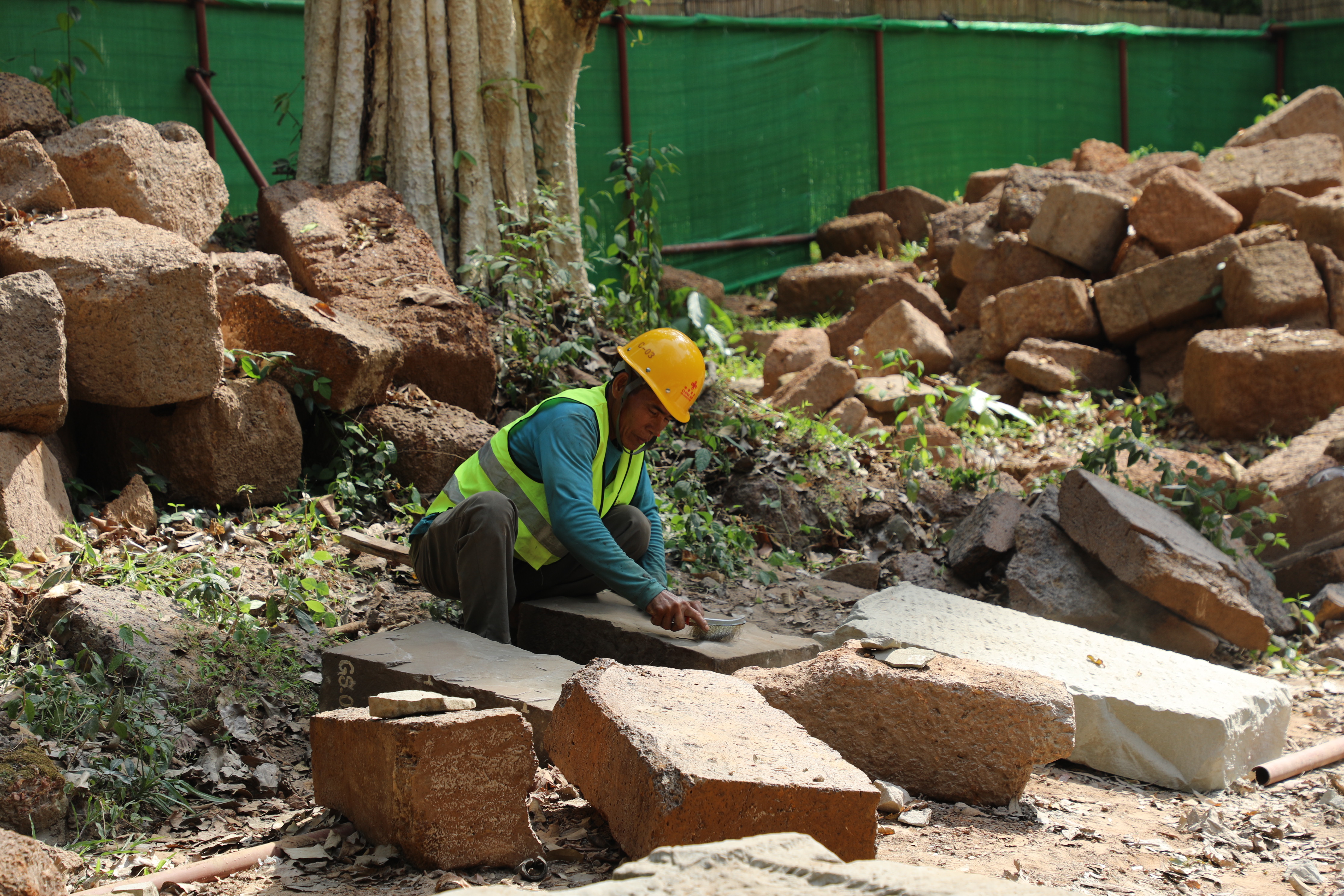 一名柬埔寨工人正在王宮遺址修復(fù)現(xiàn)場工作。（人民日報記者曹師韻 攝）