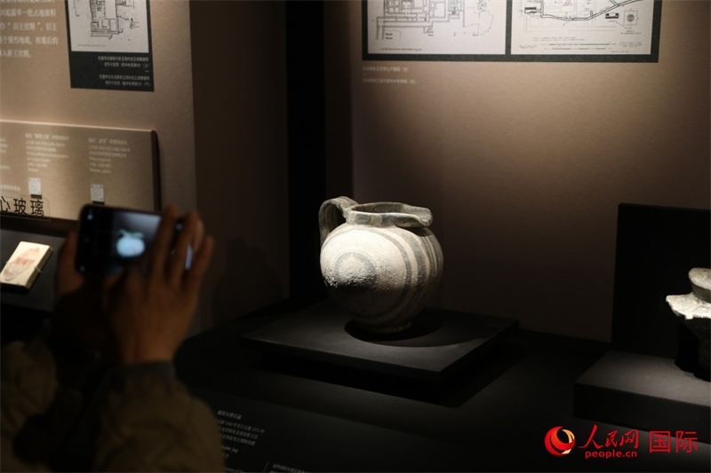 參觀者在拍攝。4月14日，來(lái)自希臘伊拉克利翁考古博物館的文物在故宮博物院展出。（人民網(wǎng) 張澤宇攝）