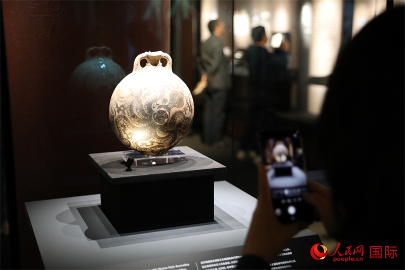 參觀者在拍攝。4月14日，來(lái)自希臘伊拉克利翁考古博物館的文物在故宮博物院展出。（人民網(wǎng) 張澤宇攝）