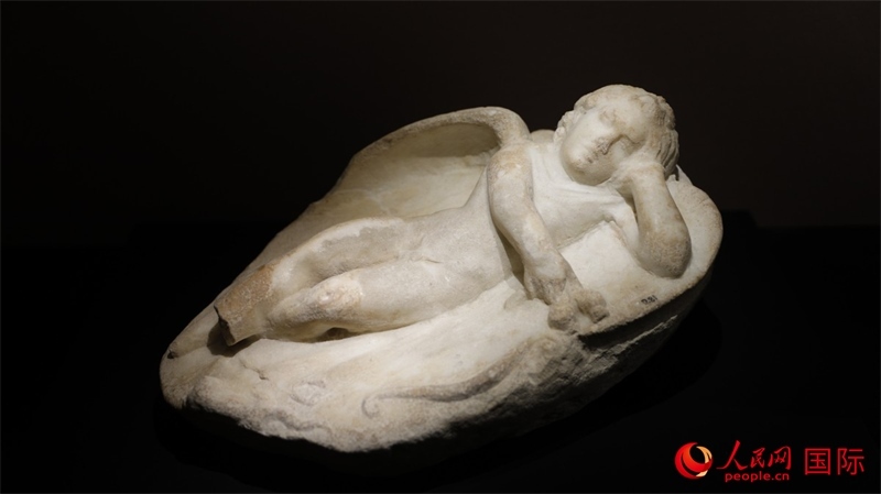 沉睡的厄洛斯大理石浮雕。4月14日，來(lái)自希臘伊拉克利翁考古博物館的文物在故宮博物院展出。（人民網(wǎng) 張澤宇攝）