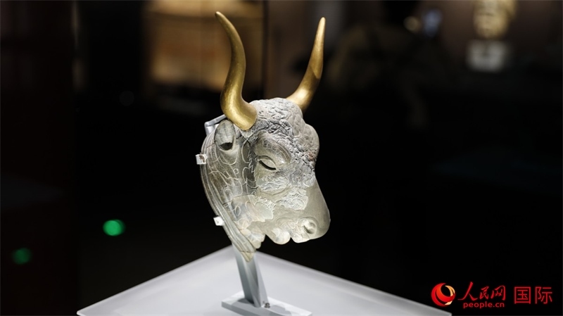 公牛頭型綠泥石來(lái)通杯。4月14日，來(lái)自希臘伊拉克利翁考古博物館的文物在故宮博物院展出。（人民網(wǎng) 張澤宇攝）