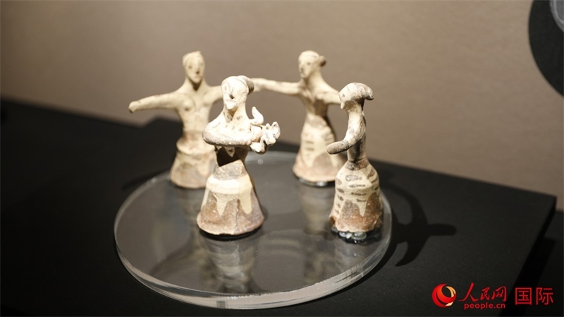 舞蹈者與音樂(lè)家雕塑群像。4月14日，來(lái)自希臘伊拉克利翁考古博物館的文物在故宮博物院展出。（人民網(wǎng) 張澤宇攝）