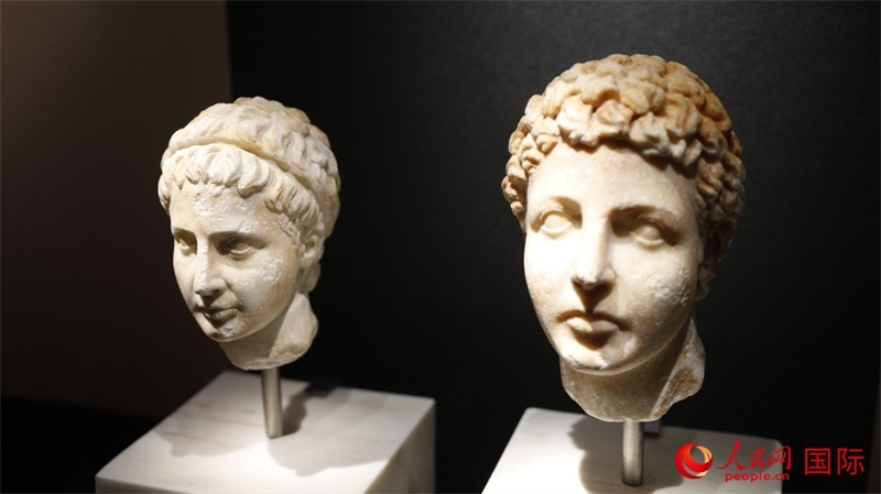 兄弟大理石頭像。4月14日，來(lái)自希臘伊拉克利翁考古博物館的文物在故宮博物院展出。（人民網(wǎng) 張澤宇攝）