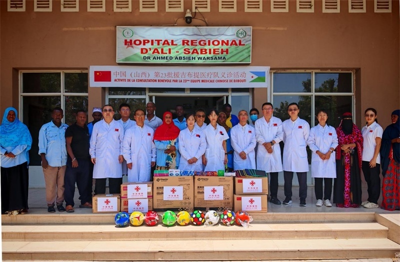 中國（山西）第23批援吉布提醫(yī)療隊在當地開展義診，并捐贈一批急需藥品。中國（山西）第23批援吉布提醫(yī)療隊供圖