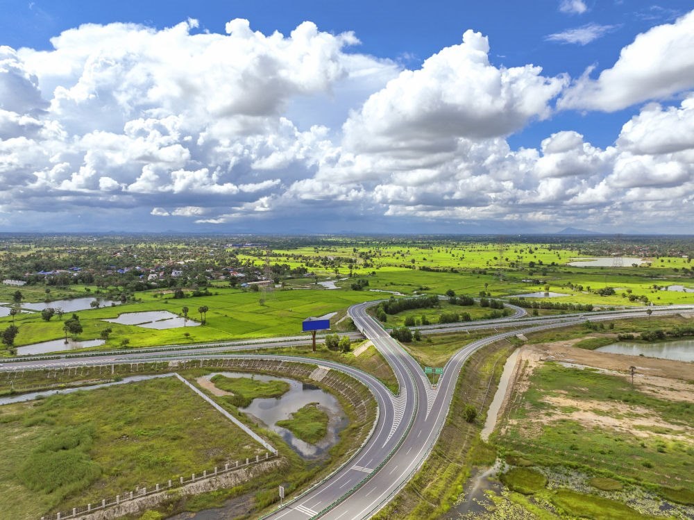 2024年9月25日在柬埔寨磅士卑省拍攝的金港高速公路（無(wú)人機(jī)照片）。連接柬埔寨首都金邊和最大深水海港西哈努克港的金港高速公路，是中柬共建“一帶一路”標(biāo)志性項(xiàng)目。