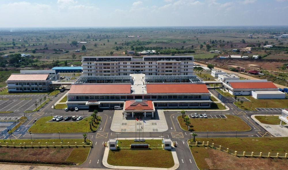 2022年2月17日在柬埔寨特本克蒙省新區(qū)拍攝的中國(guó)援柬埔寨特本克蒙省醫(yī)院。