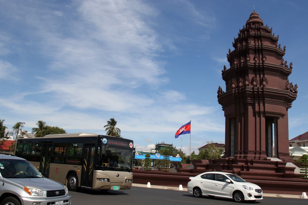 2018年1月5日，在柬埔寨金邊，一輛中國(guó)援助的“宇通”公交車(chē)經(jīng)過(guò)獨(dú)立紀(jì)念碑。