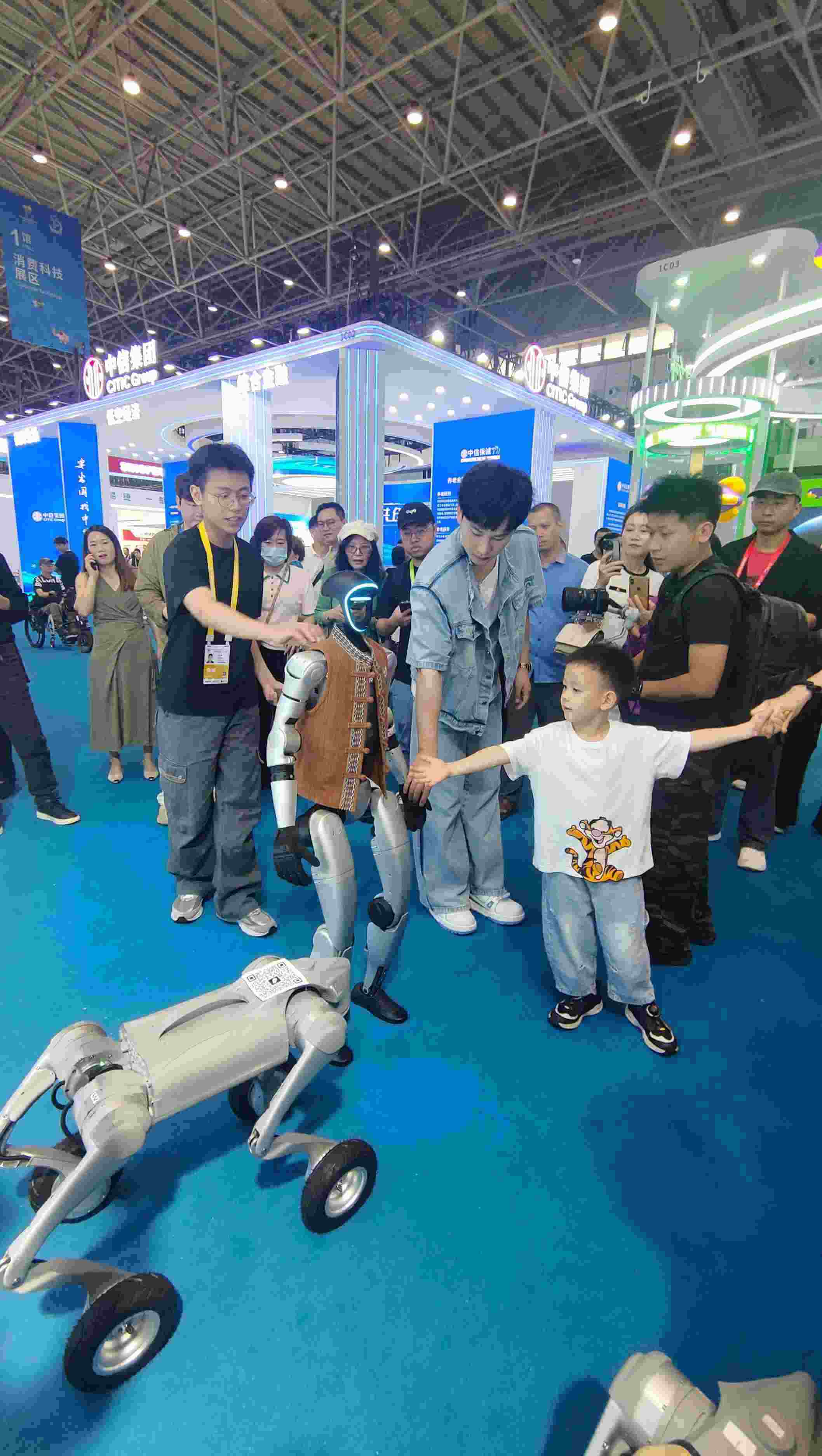 消博會現(xiàn)場，機器人等科技消費產(chǎn)品吸引觀展者駐足。人民網(wǎng)記者 李彤攝