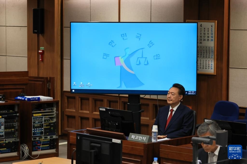4月21日，尹錫悅在韓國首爾中央地方法院出席庭審。新華社/紐西斯通訊社