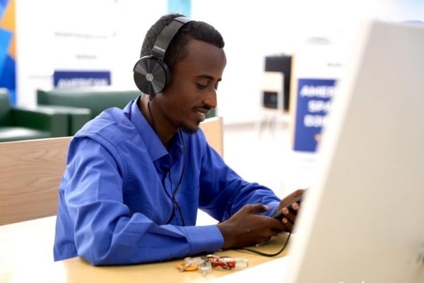 在明亮現(xiàn)代的信息技術(shù)閱覽室，當(dāng)?shù)刈x者正在沉浸式學(xué)習(xí)，塔里克·易卜拉欣攝