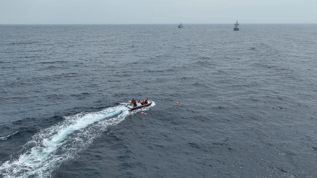 4月23日，中越海警開展海上聯(lián)合搜救演練，模擬營救落水人員。（中國海警供圖）