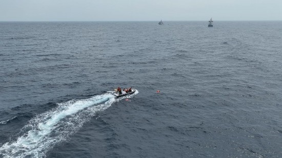 4月23日，中越海警開展海上聯(lián)合搜救演練，模擬營救落水人員。（中國海警供圖）