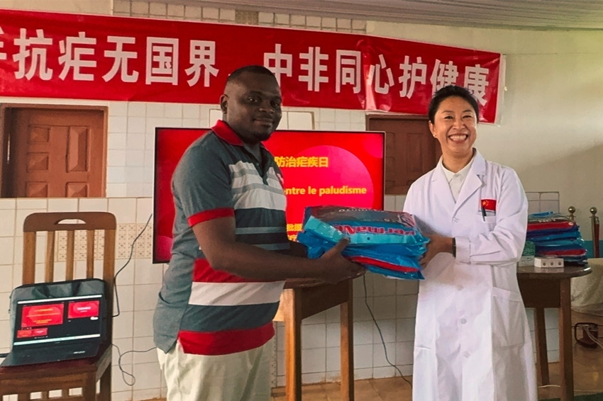 【3】贈送抗瘧物資。中國（山西）第24批援喀麥隆姆巴爾馬尤醫(yī)療隊(duì) 供圖