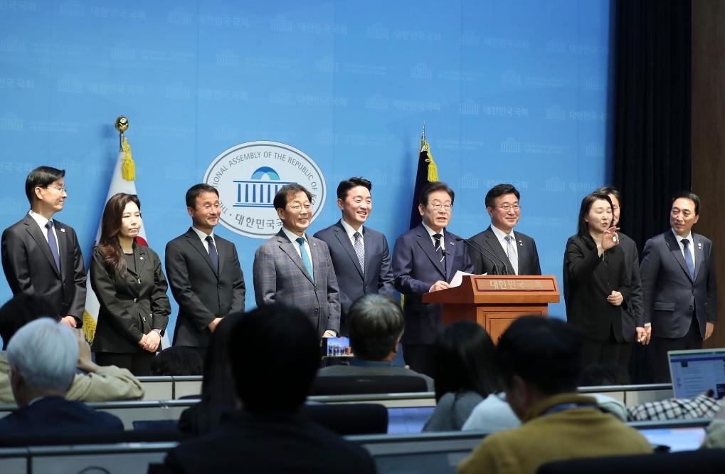 4月11日，李在明在韓國(guó)首爾舉行的新聞發(fā)布會(huì)上介紹他的總統(tǒng)競(jìng)選團(tuán)隊(duì)。新華社記者姚琪琳攝