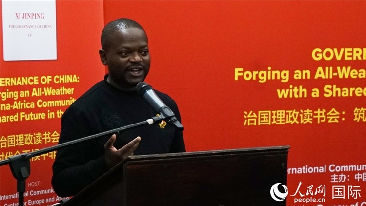 約翰內(nèi)斯堡大學(xué)非洲中國(guó)研究中心研究員葛迪恩·吉通加在讀書會(huì)上發(fā)言。人民網(wǎng) 劉暢攝